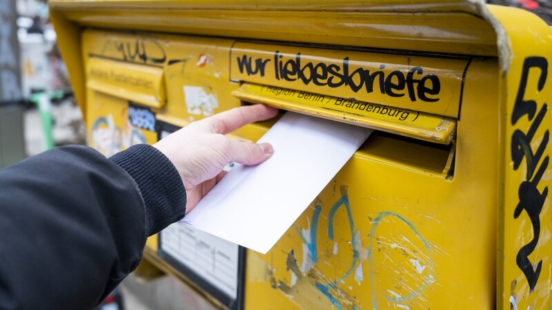 Das Briefporto von 85 Cent ist eigentlich bis Ende 2024 festgelegt. Die Deutsche Post will eine Preiserhöhung aber schon vorher durchsetzen und hat dies nun bei der Bundesnetzagentur beantragt.