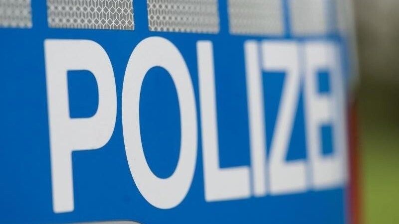 Das Wort "Polizei" steht auf der Karosserie eines Einsatzwagens.