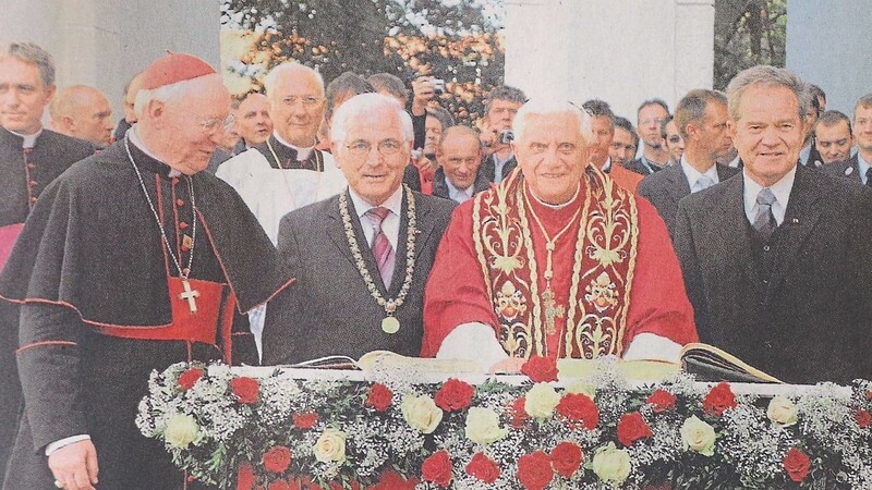 Der Papst in Freising: Bei seinem historischen Besuch am 14. September 2006 wurde das katholische Kirchenoberhaupt vor dem Domportal von Kardinal Friedrich Wetter, Oberbürgermeister Dieter Thalhammer und Landrat Manfred Pointner begrüßt, ehe sich der Pontifex ins Goldene Buch des Landkreises und der Stadt Freising eintrug.