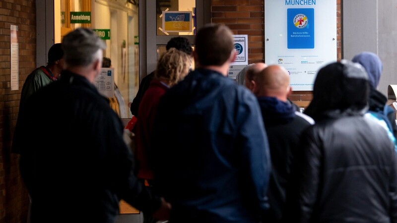 Gefragtes Angebot: Menschen stehen Schlange vor der Bahnhofsmission.