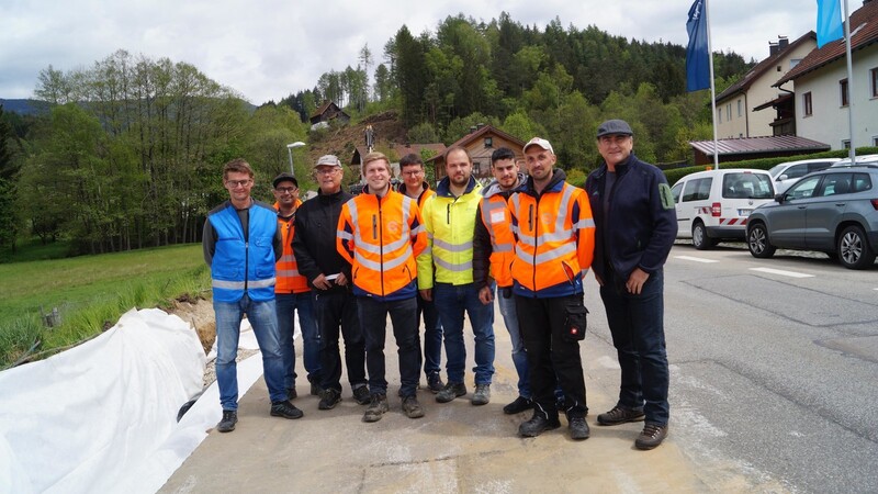 Am Beginn der Baustelle in Lohberghütte: Baudirektor Dr. Richard Bosl, Bauleiter Christian Aichinger, Projektleiter Johann Weiß, Michael Schedlbauer und Florian Koller (beide Bauleiter Fa. Streicher), Matthias Balk (Digitale Infrastruktur), Marco Celima (Werkspolier Fa. Rädlinger), Andreas Maier (Fa. Streicher - Netzbau).