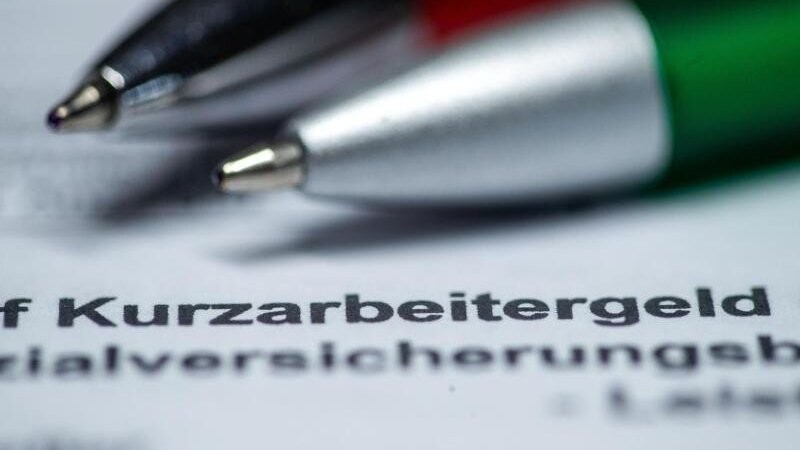 Mit Kurzarbeit will der Gesetzgeber verhindern, dass Arbeitnehmern sofort die Entlassung droht, wenn ihr Betrieb wirtschaftlich in Schwierigkeiten gerät.