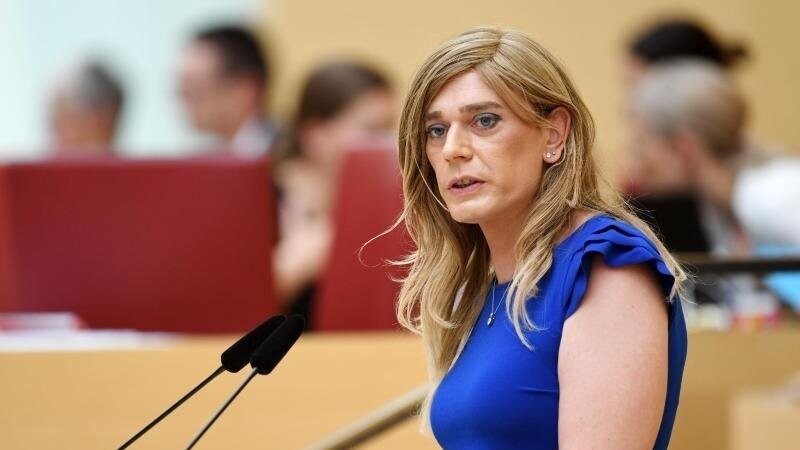 Tessa Ganserer spricht bei einer Plenarsitzung des Bayerischen Landtags. Die Grünen-Politikerin will in den Bundestag einziehen.