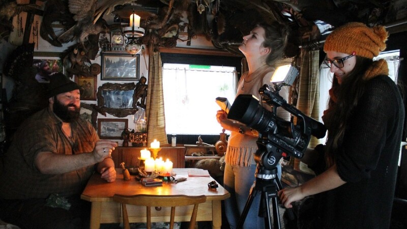 Julia Gabauer (Mitte) und Anne Dippl beim Dreh im Bauwagen von "Woid Woife" Wolfgang Schreil.