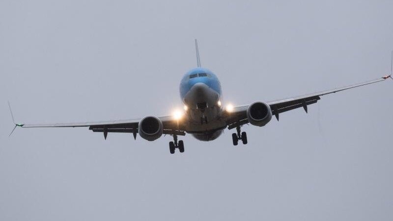 Ein Flugzeug landet. Ab kommender Woche dürfen geimpfte Europäer wieder in die USA einreisen.