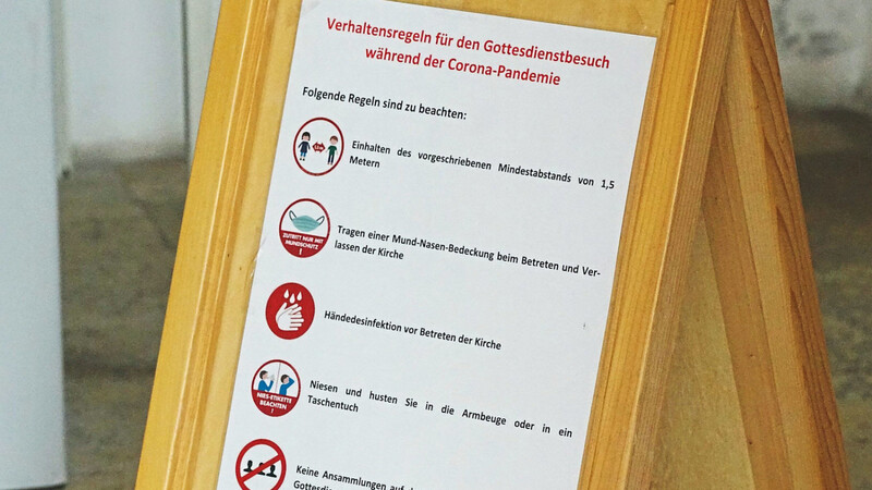 Ein Schild in der Pfarrkirche Wörth. In der Karwoche und an Ostern sind reale Gottesdienste geplant.