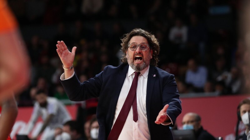 "So kann man nicht Basketball spielen": Bayern-Coach Andrea Trinchieri ärgert sich über das Schlussviertel.