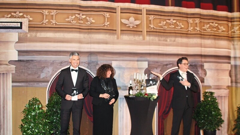 Oberbürgermeister Dr. Christian Moser (r.) und die Verantwortlichen der Stadthallen Deggendorf GmbH, Andreas Höhn und Sabine Saxinger, präsentierten am Montag den Deggendorfer Galaball im "Theatro" - und zeigten auch gleich, was man sich unter dem Dresscode "Black Tie" vorstellen kann.  F