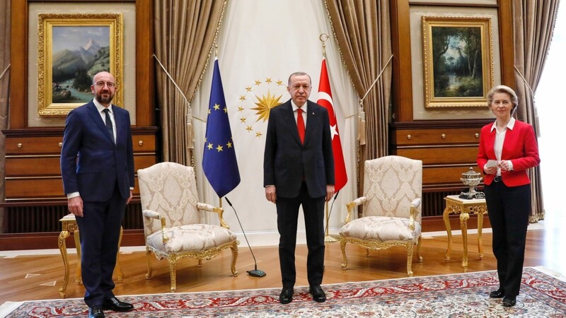 Der türkische Präsident Recep Tayyip Erdogan (M) steht mit EU-Kommissionspräsidentin Ursula von der Leyen und Ratspräsident Charles Michel vor einem Treffen in Ankara. Für Von der Leyen gab es bei dem Treffen keinen Stuhl. Sie wurde auf ein Sofa in Hörweite ihres Kollegen Michel und Erdogan verfrachtet.
