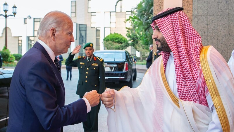 Dieses Foto sorgte für Diskussionen: Mohammed bin Salman (r.), Kronprinz von Saudi-Arabien, begrüßt US-Präsident Joe Biden mit einem legeren Faustgruß.
