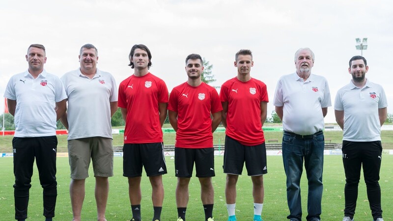 Neue und bekannte Gesichter beim VfB Straubing: Trainer Gregor Mrozek, 2. Vorsitzender Andreas Kröber, Co-Trainer Lucas Altenstrasser, Neuzugang Asllan Shalaj, Neuzugang Robert Schinnerl, Teammanager Bert Hierl und Medienbeauftragter Tobias Nagl.