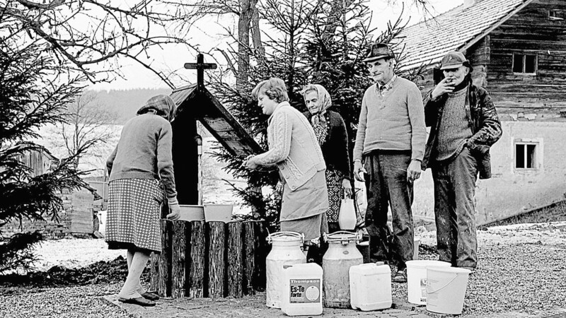 Mit Eimern, Kannen und Kanistern bedienten sich die Zinzendorfer, als das Landratsamt den Verzehr das Wassers untersagt hat.