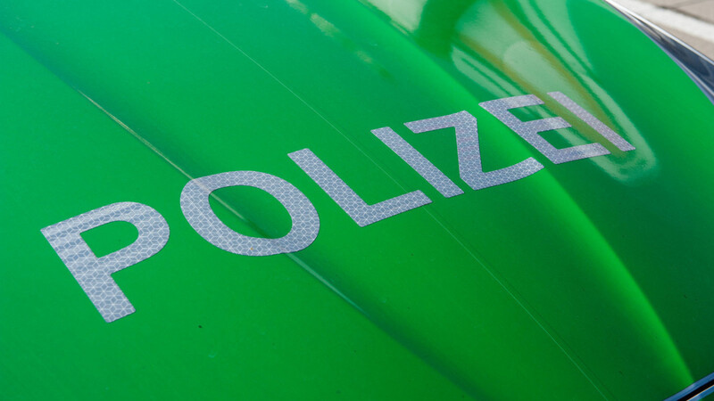 Die Polizei hat nach einem Hinweis einer aufmerksamen Hausbesitzerin am Mittwoch die Insassen eines Fahrzeuges kontrolliert. (Symbolbild)