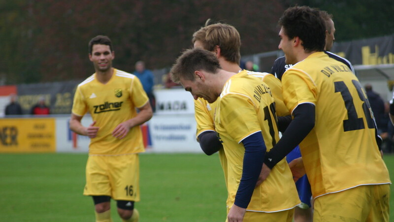 Die DJK Vilzing jubelt über den 1:0-Führungstreffer von Michal Strajit. (Foto: Fabian Roßmann)