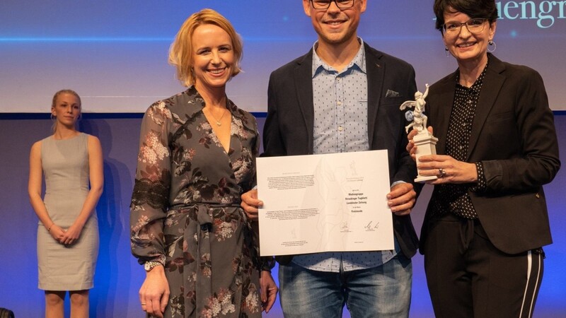 Freistunde-Redaktionsleiterin Sonja Ettengruber (r.) und Stellvertreter Florian Wende nahmen den Bayerischen Printpreis von Laudatorin Julia Becker, Verlegerin der Funke Mediengruppe, entgegen.