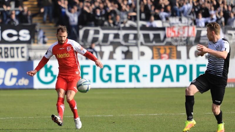 Robin Urban (links) zog sich im Spiel beim VfR Aalen einen Außenbandriss zu.