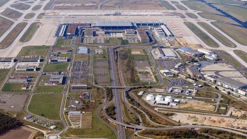 Luftaufnahme des künftigen Flughafens Berlin Brandenburg "Willy Brandt". Nach mehreren geplatzten Terminen wird der neue Hauptstadflughafen am 31. Oktober eröffnet.