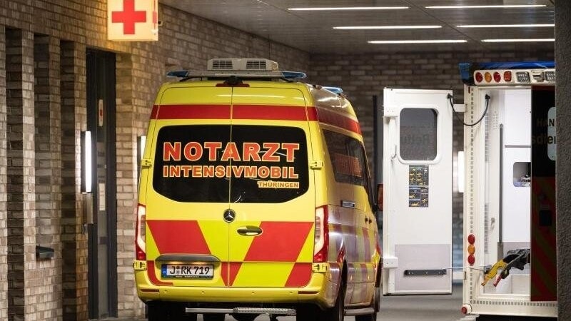 Ein Notarzt-Intensivmobil steht zum Transport eines Covid-Intensivpatienten bereit.