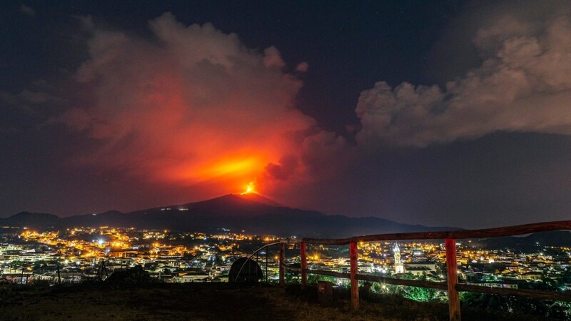 Lava strömt aus einem Krater des Ätna, dem höchsten aktiven Vulkan in Europa. Der Vulkan Ätna auf der italienischen Insel Sizilien hat erneut Lava und Asche gespuckt.