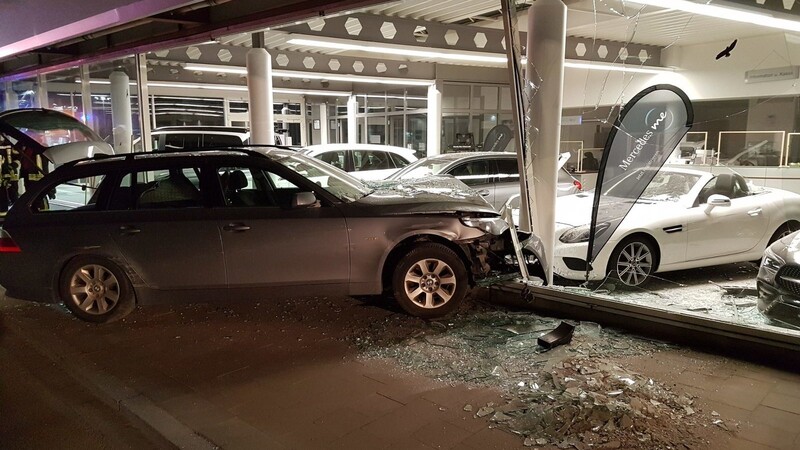 Ein Autofahrer ist in Rottenburg in den Verkaufsraum eines Autohauses gefahren.