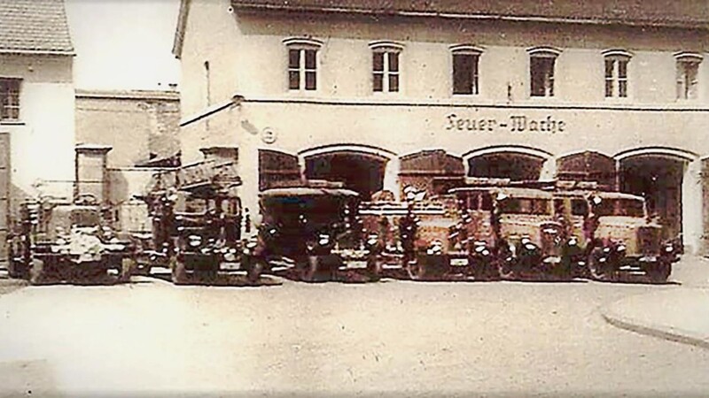 Daran erinnern sich nur ältere Straubinger: Die einstige Feuer-Wache direkt neben der Jakobskirche. Von hier aus rückte die Mannschaft zu ihren Einsätzen aus. Heute ist dort das Geschäftshaus Sport Erdl.