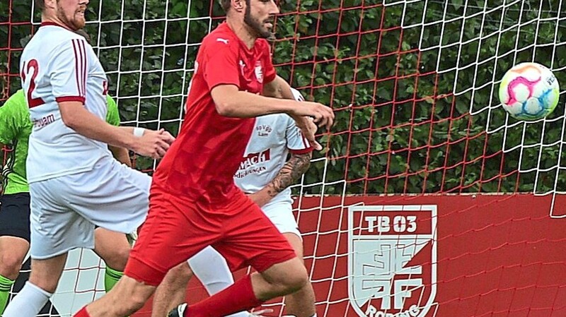 David Romminger (rotes Trikot) kennt den TB Roding bestens und freut sich auf seine erste Station als Vereinstrainer.