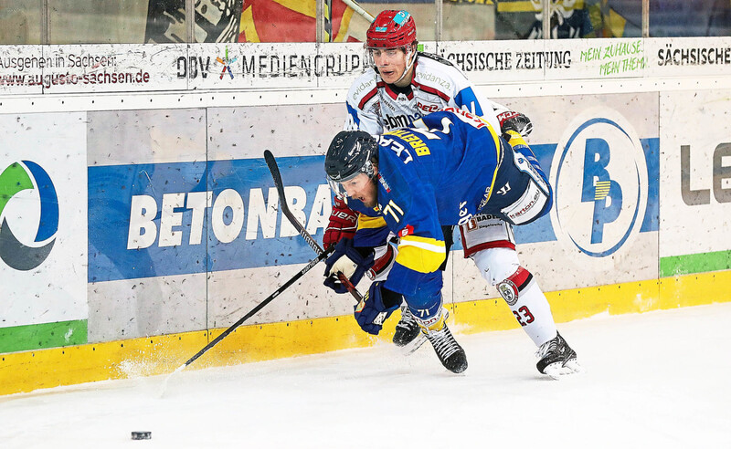 AUSGEHEBELT: Daniel Bruch (re.) ließ am Sonntagabend nicht nur den "Fuchs" Clarke Breitkreuz über die Klinge springen, der EVL-Jungspund markierte in der 47. Minute auch den 2:2-Ausgleich. "Er hat einen hervorragenden Job gemacht", lobte Cheftrainer Heiko Vogler seinen Stürmer. 