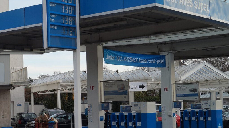 Dienstagnacht gab es in Vilsbiburg einen versuchten Raubüberfall auf eine Aral-Tankstelle. (Symbolbild)