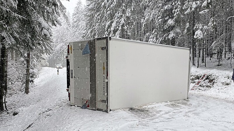 Ein Lieferwagen kommt nach dem Aufprall an einer Böschung auf der Seite zum Liegen.