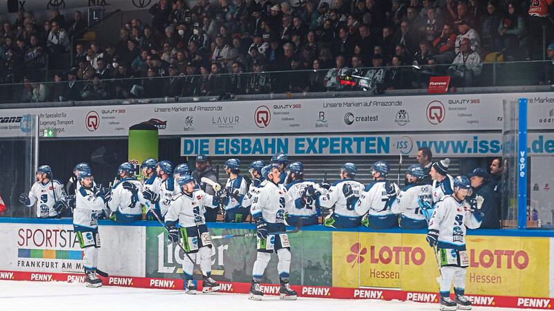 Doppelpacker Michael Connolly (rechts) klatscht am Sonntagabend nach seinem ersten Treffer in der Partie bei den Löwen Frankfurt mit der Straubinger Bank ab. Am Ende siegen die Tigers mit 5:2.