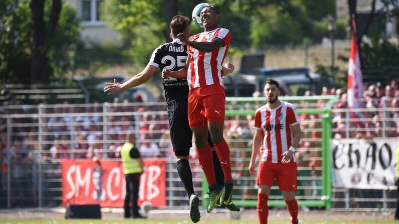 Highlight der bisherigen Karriere. Im Finale des Hessenpokals setzte sich Florian Heister (im Kopfballduell rechts) mit dem TSV Steinbach gegen Hessen Kassel durch. (Foto: imago)