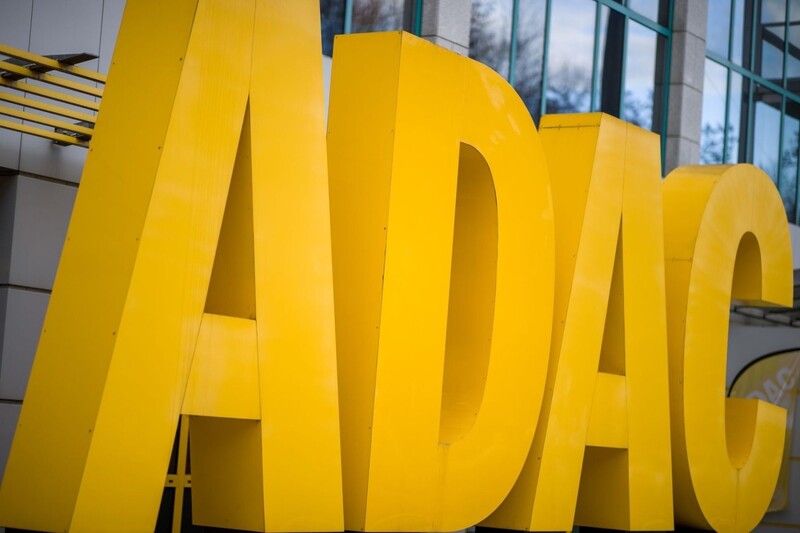 Der Schriftzug des Automobilclubs ADAC steht vor dem Gebäude am Sitz des ADAC-Nordbayern. 