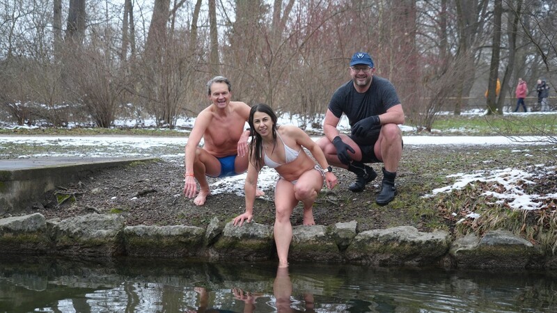 Ganz sachte: Alejandra steigt langsam ins vier Grad kalte Wasser, um dann ein paar Meter zu schwimmen.