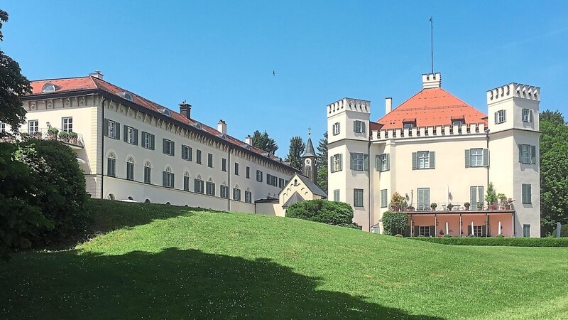 Das berühmte Schloss Possenhofen - in der Sissi-Trilogie (hier wird der Name mit zwei "s" geschrieben) ist es übrigens nicht zu sehen. Die Film-Kulisse dafür ist das Schloss Fuschl im Salzburger Land.