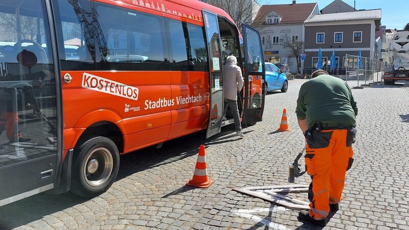 Thomas Penzkofer vom Bauhof sprüht die Zick-Zack-Linie auf. Parken ist vor dem Fendlhaus bis auf Weiteres nicht mehr erlaubt, damit der Bus hier halten kann.