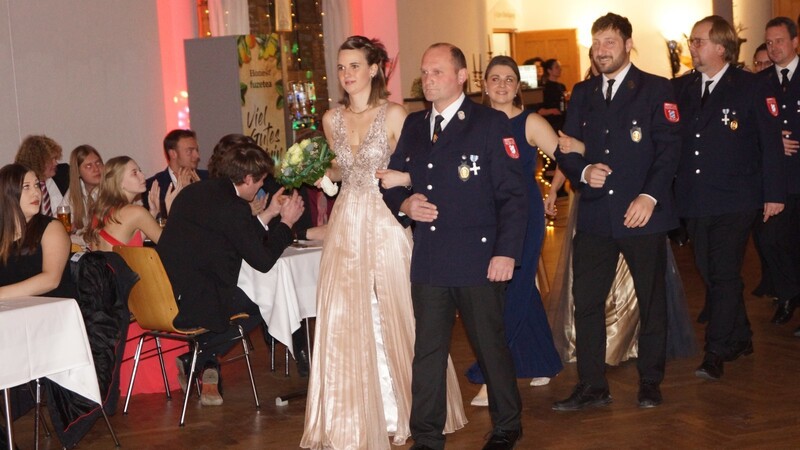 Mit einer langen Polonaise wird der Traditionsball in der Stadthalle eröffnet.