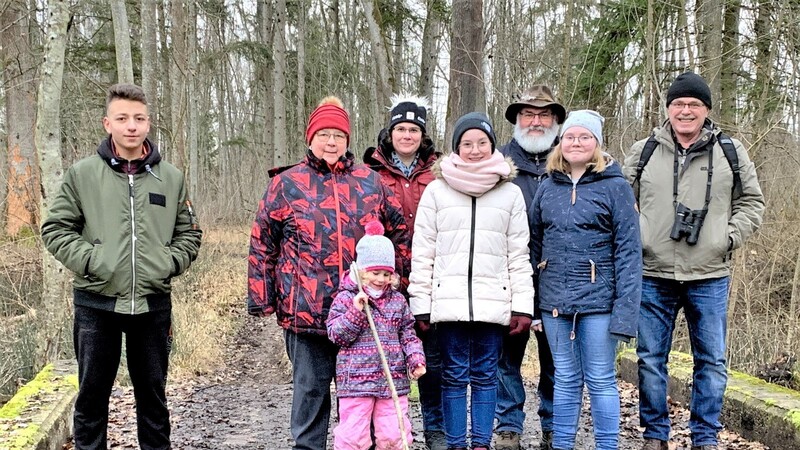 Die Teilnehmer der Streife auf einer Brücke über den Breitfeldgraben: Ajuri Mohamed, Rita und Rosa Schattenkirchner, Annetta Mühlbauer, Mia und Emma Eichinger, Hermann Schattenkirchner und Josef Stockner.