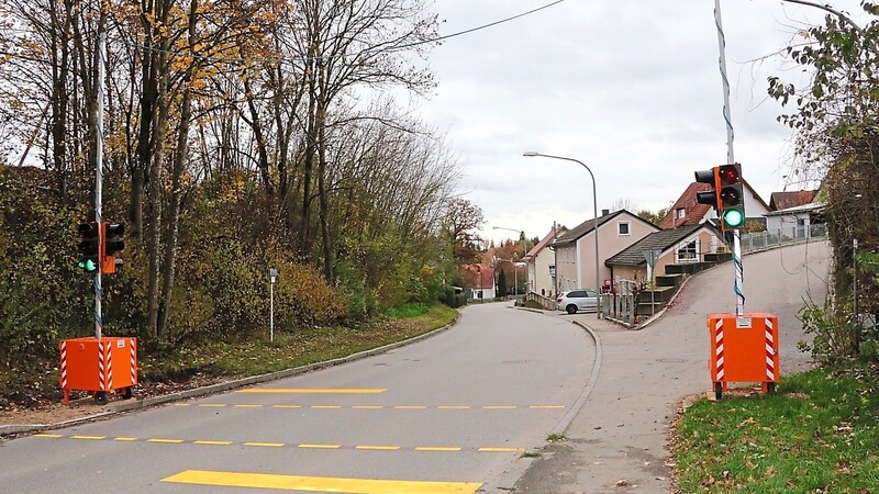 An der Einmündung der Ludwigstraße in die Hauptstraße wurde eine Ampelanlage für den Probebetrieb installiert - rund 60 Mal täglich überquerten Fußgänger gemäß einer Auswertung an dieser Stelle die Fahrbahn.