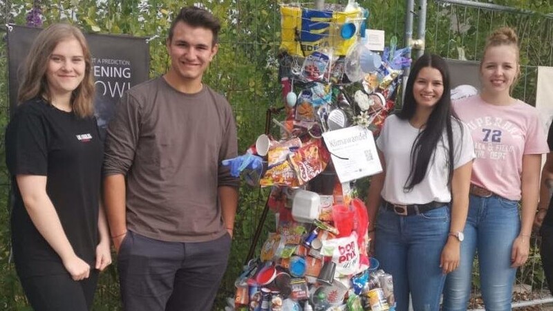 Die Schüler (v.li.) Jara Cais, Andreas Zellner, Magda Fuchs und Loretta Piller haben die Müllskulptur errichtet.