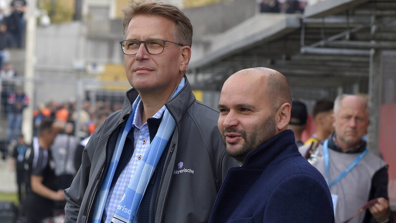 Gemeinsam für den TSV 1860: "die Bayerische"-Chef Martin Gräfer (li.) und Löwen-Boss Michael Scharold.