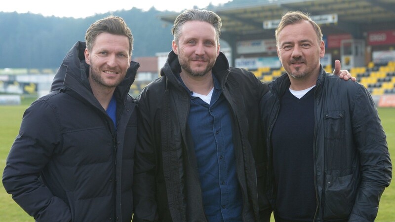 Die beiden ehemaligen Fußballprofis Benny Lauth (links) und Thomas Ziemer (rechts) sowie Ben Rückerl vom Team Bananenflanke waren am Samstag zu Gast beim Heimspiel der DJK Vilzing gegen die U21 des TSV 1860 München.