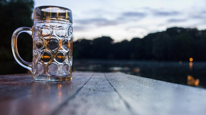 Ein Streit in Sankt Englmar gipfelte in der Nacht auf Montag darin, dass ein 17-Jähriger einen Maßkrug auf den Kopf bekam. Nun wird nach der Täterin gesucht. (Symbolbild)