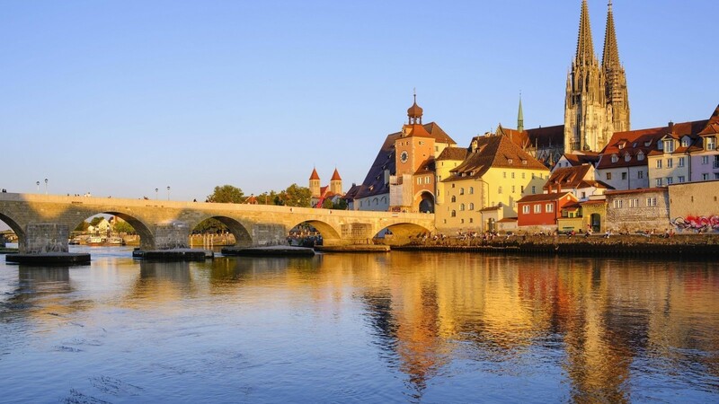 Ein 15-Jähriger ist am Mittwochabend in Regensburg in die Donau gesprungen, um sein verlorenes Handy zu retten. (Symbolbild)