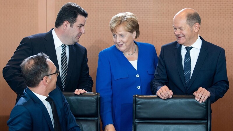 Heiko Maas, Außenminister, Hubertus Heil, Bundesminister für Arbeit und Soziales, Bundeskanzlerin Angela Merkel und Olaf Scholz, Bundesfinanzminister (von links) unterhalten sich zu Beginn der Kabinettssitzung im Bundeskanzleramt.