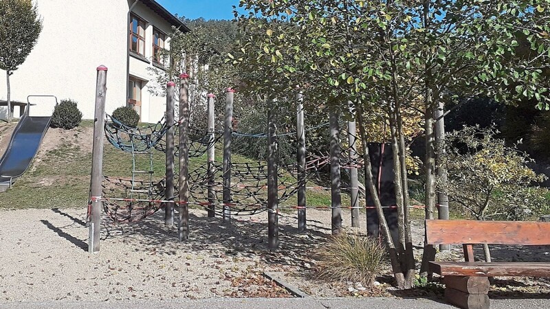 Die Holzpfosten des Klettergerüsts im Schulhof sind morsch. Die Gemeinderäte beschlossen, ein neues Gerüst zu beschaffen.