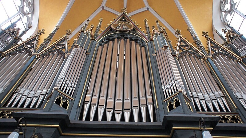 Die Steinmeyer-Orgel in St. Jodok ist in ein ansehnliches dunkelblaues Gehäuse gesetzt.