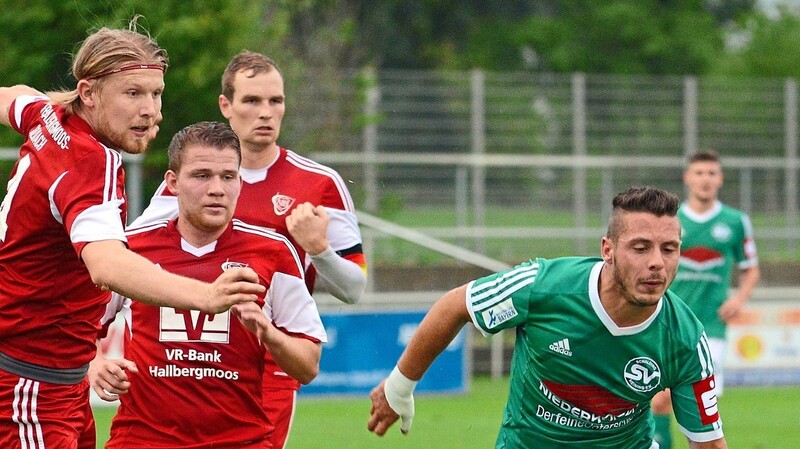 Schnell und wendig: Markus Gallmaier (grünes Trikot) lässt als Stürmer des Regionalligisten SV Schalding-Heining die gegnerischen Abwehrreihen oft ziemlich alt aussehen. 48 Mal hat der gebürtige Iggensbacher in Bayerns höchster Liga schon eingenetzt, wenn die Saison im Frühjahr fortgesetzt werden kann, hat er sich das Ziel gesetzt, möglichst schnell die 50-Marke zu knacken.