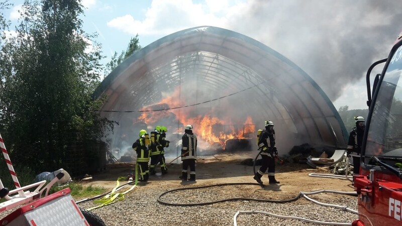 Zig Feuerwehren rückten zu dem Feuer in Treffelstein an.