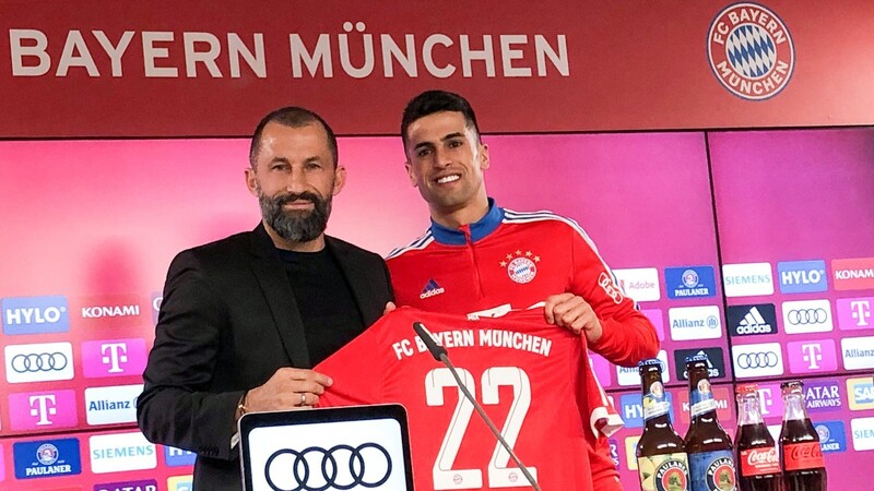 Der neue Defensivstar beim FC Bayern: João Cancelo, den Sportvorstand Hasan Salihamidzic (l.) von Manchester City ausgeliehen hat.