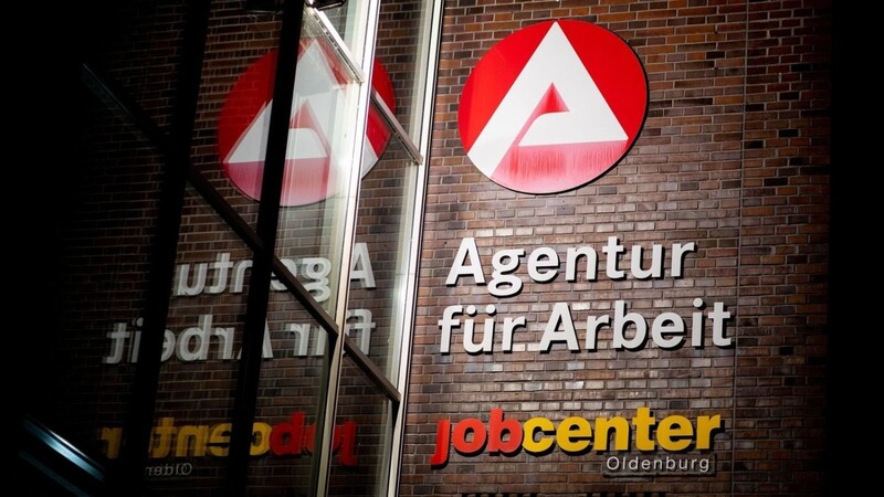 In den Arbeitsmarkt könnte weiter Bewegung kommen - denn viele Beschäftigte können sich einen Jobwechsel vorstellen.